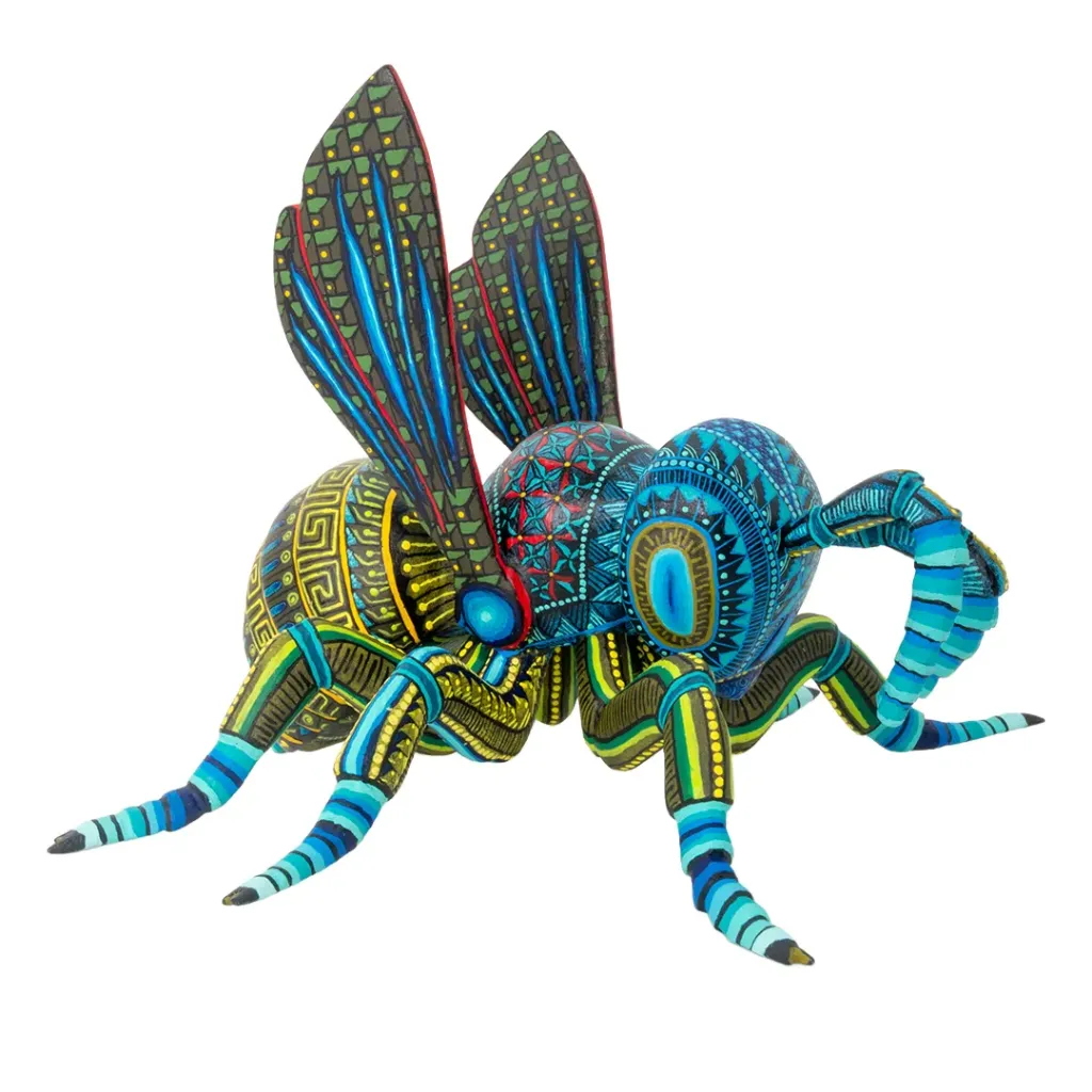 AVISPA #2 (PLAGA) 2023 TALLADA EN MADERA DECORADA A MANO, 11cm (alto) 12.5cm (ancho) 16cm (profundidad)