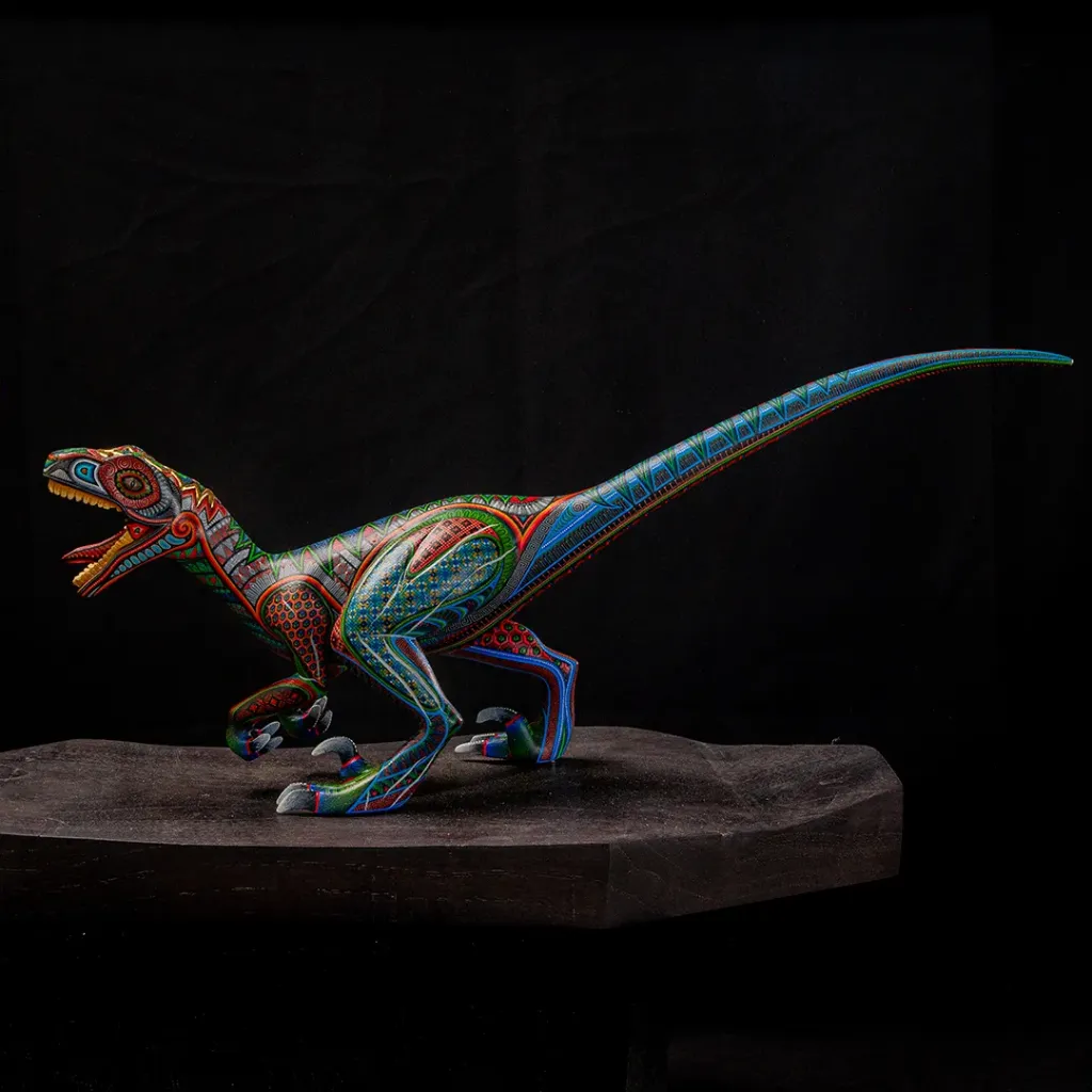 [VELOCIRAPTOR #7 OBRA DE ARTE TALLADA EN MADERA, DECORADA A MANO, CON APLICACION DE HOJA DE ORO DE 23.5 KTS, 19 cm (Alto) x 47 cm (Ancho) x 18.5 cm (Profundidad)] VELOCIRAPTOR #7