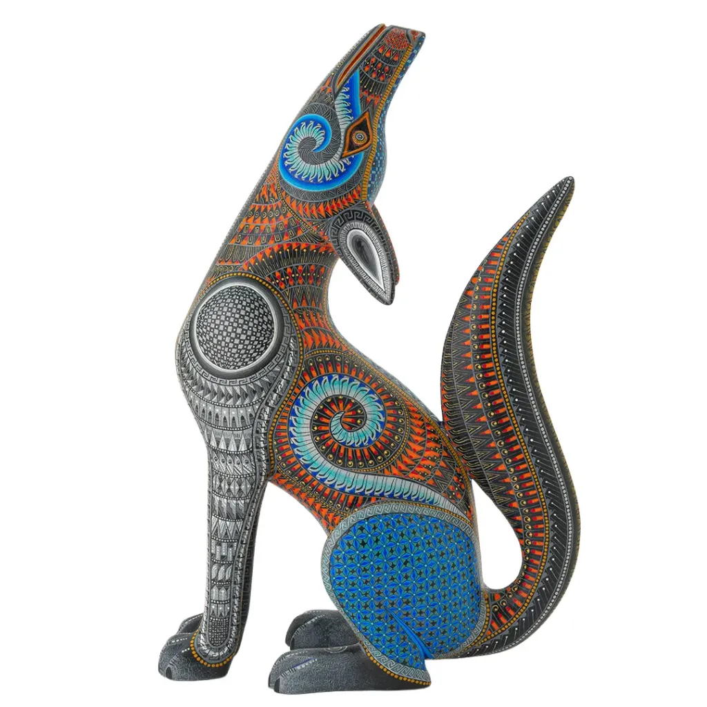 [COYOTE #85 2026 TALLADA EN MADERA, DECORADA A MANO, 22 cm (Alto) x 14 cm (Ancho) x 7.5 cm (Profundidad)] COYOTE #85 2026